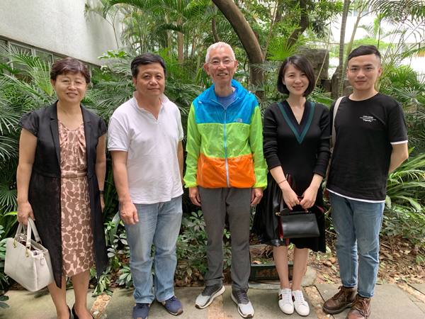 我院编导专业教师与刘卫平导演（右三）合影.jpg