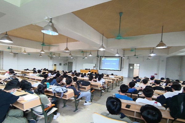 2 讲座现场.jpg