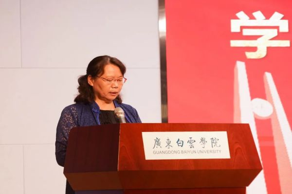 程玮副校长宣读聘任名单.jpg