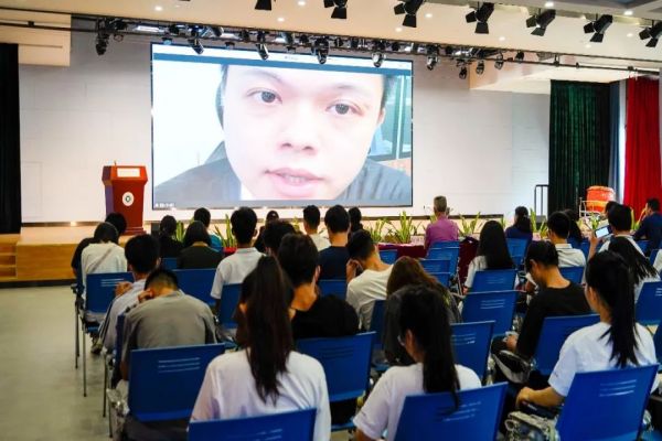 校友代表发言.jpg