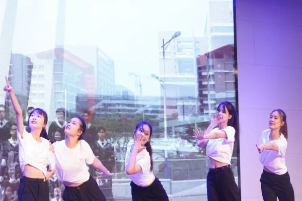 舞蹈表演《青春纪念册》.jpg