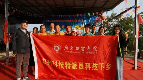 张琛、廖蓓蓓与大湾镇帮扶地区民众合影.JPG