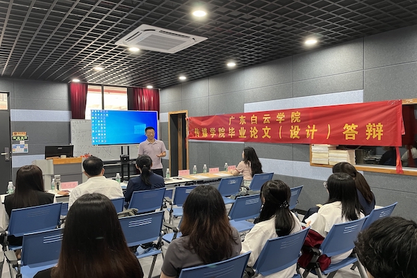 副校长陈春发对答辩进行指导.jpg
