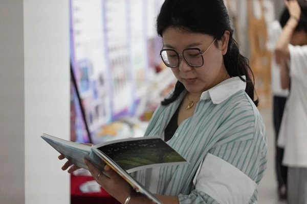 老师观展.png