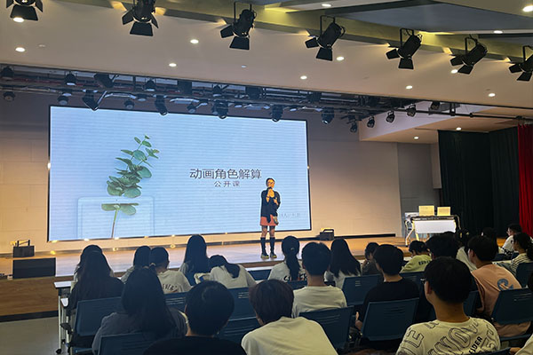 （影漫游概念创始人邓丽珍与学生进行现场的交流中。）.jpg