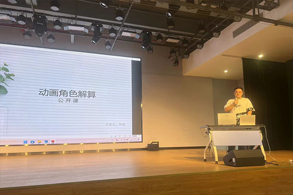 （资深结算师何盈讲座中）.jpg