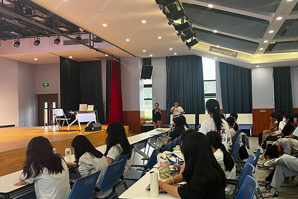 （影漫游概念创始人邓丽珍与学生进行现场的交流中）1.jpg
